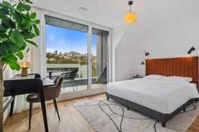 Luxury 2BR, Free Parking, Balcony